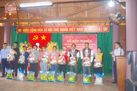 Lễ kết nghĩa giữa Công ty TNHH Khai thác công trình thủy lợi Bình Định, Công an xã Vĩnh Thạnh với thôn Tà Điệk